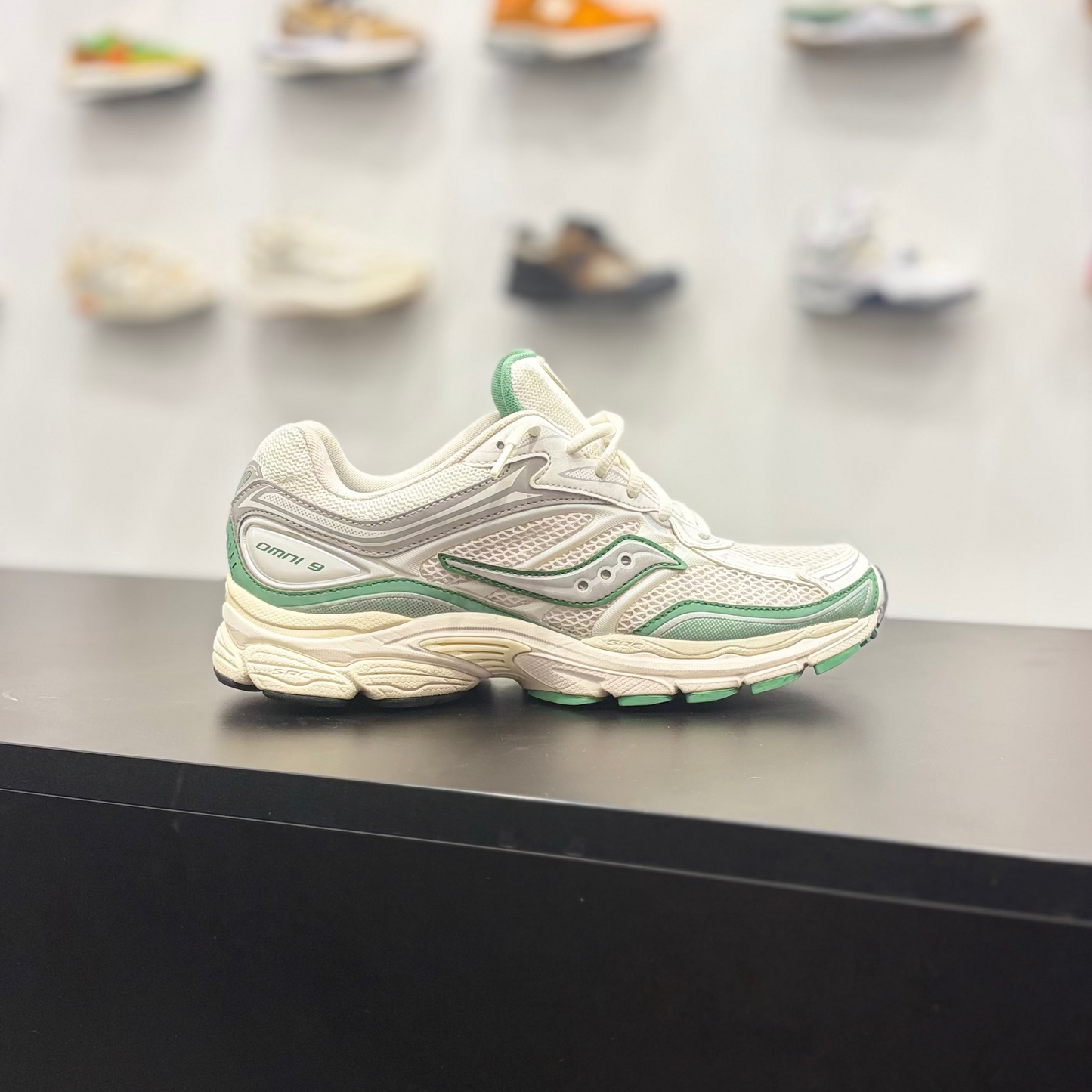 Saucony ProGrid Omni 9 Tomorrow, Meet Yesterday Pack Ivory Green - Taille 43 (Occasion)